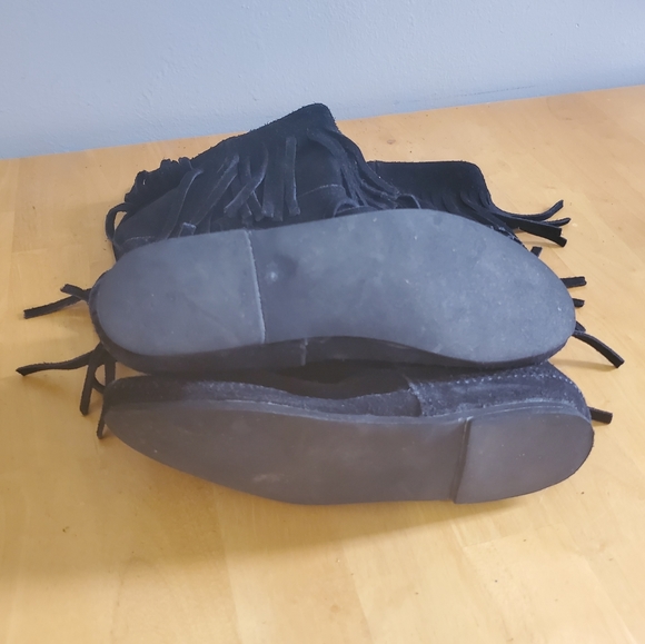 Minnetonka Black Suede Fringe Moccasin Boots SZ 7 - Picture 7 of 8